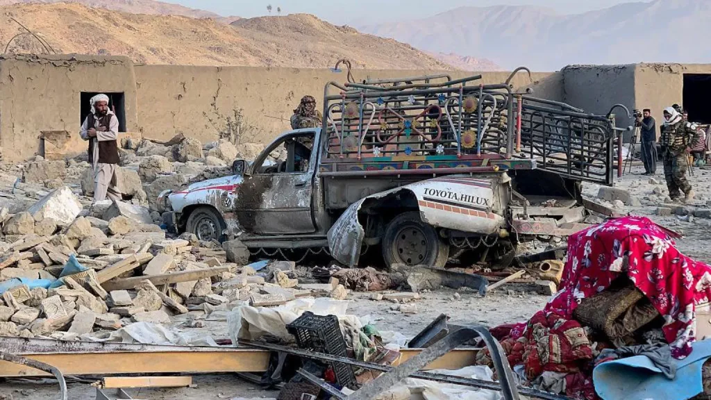 আফগানিস্তানের বিরুদ্ধে যুদ্ধ ঘোষণা পাকিস্তানের, কাবুল–কান্দাহারে হামলা