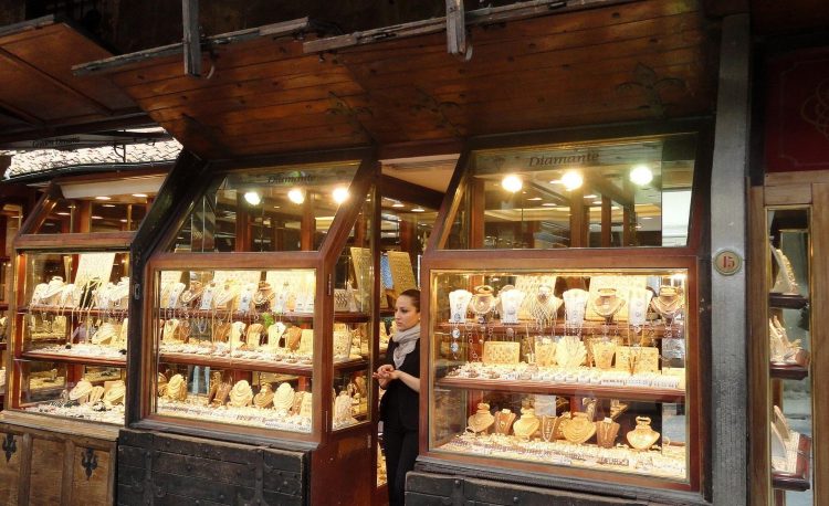 ভরিতে ২,২১৬ টাকা কমল সোনার দাম