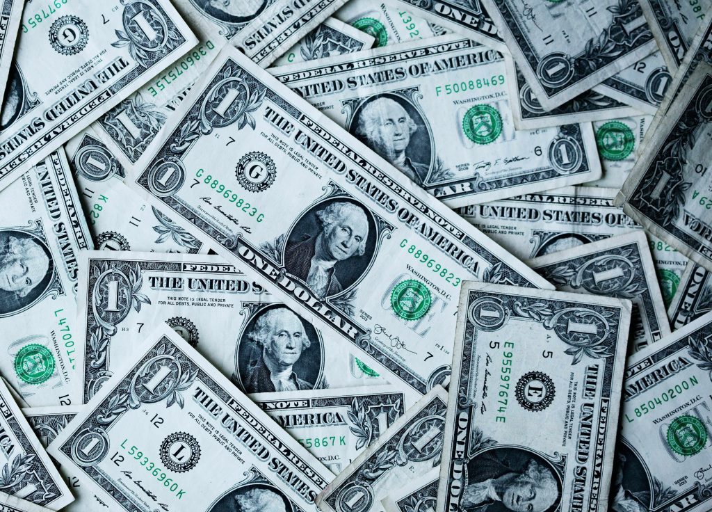 প্রবাসীদের রেমিট্যান্সে অর্থপ্রবাহে রেকর্ড: ২৮ দিনে ৩৩৩ কোটি ডলার