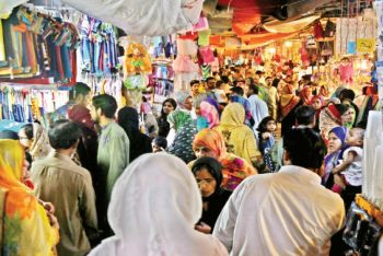 রাত ৮টার মধ্যে দোকান-শপিংমল বন্ধের সিদ্ধান্ত ব্যবসায়ীদের