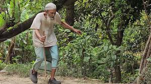 নাটোরে দড়ি-বাঁশ বেয়ে মসজিদে যাওয়া অন্ধ মুয়াজ্জিন আর নেই