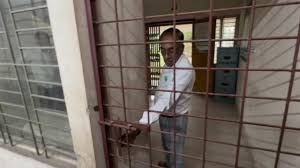 নবীনগরে ভূমি অফিসে অনিয়মের অভিযোগ, সংবাদ সংগ্রহে গিয়ে তালাবদ্ধ ৩ সাংবাদিক